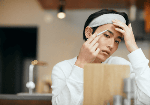 眉を整える男性